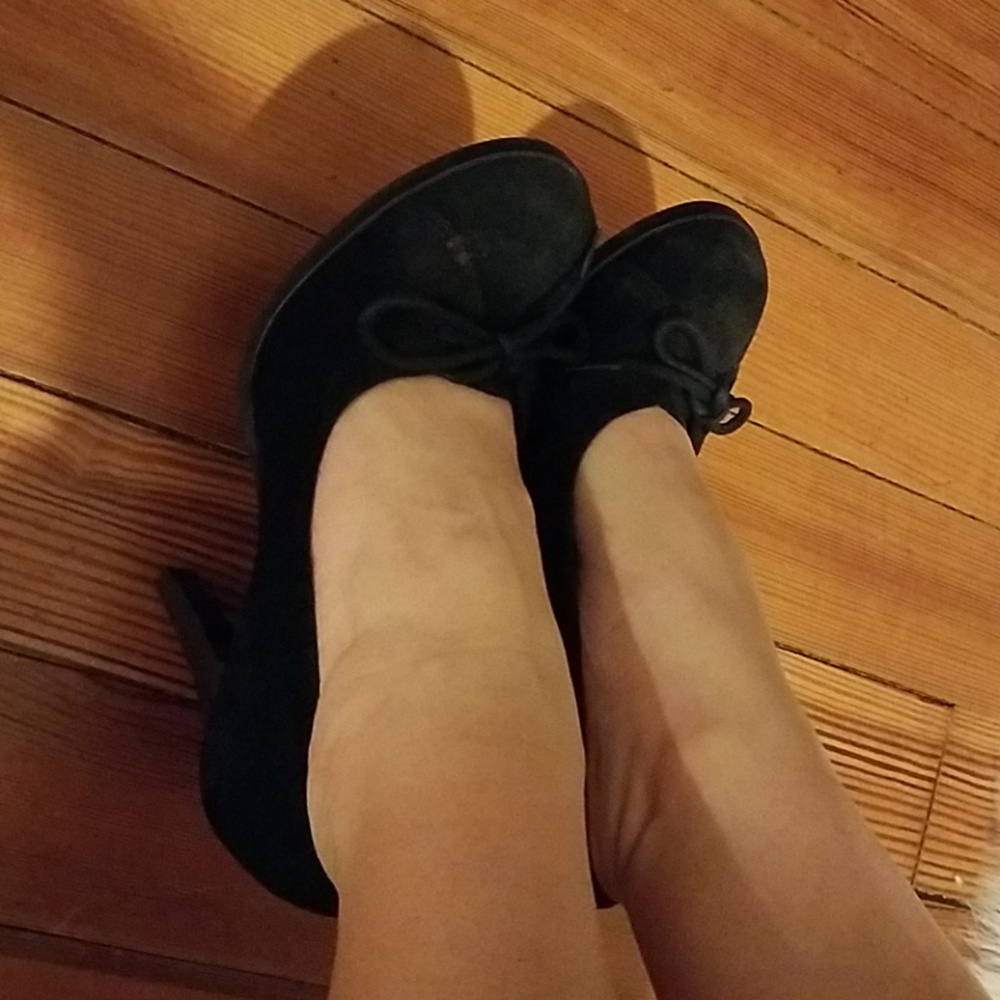 Gianni Bini Genuine Suede Heels 3" tie bow, 6m - Picture 3 of 4